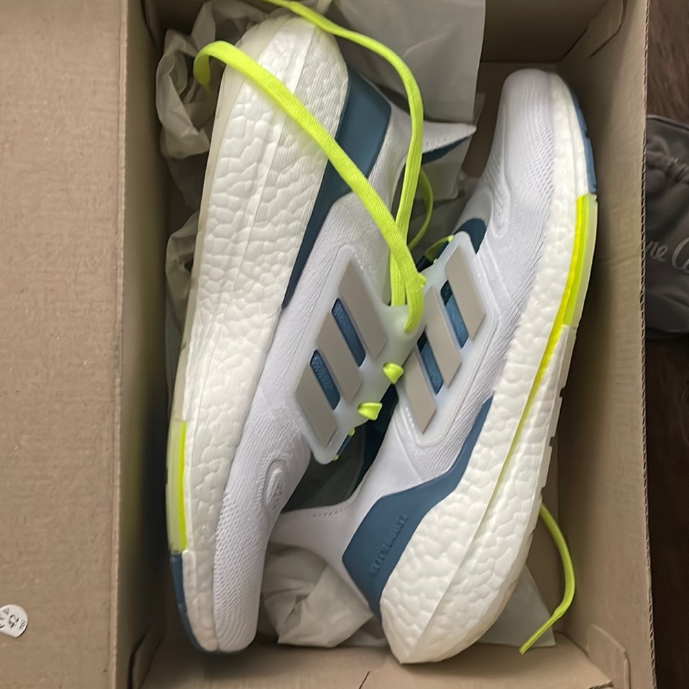 Ultraboost 22 size 6.5 men’s/ 7.5 women’s NIB